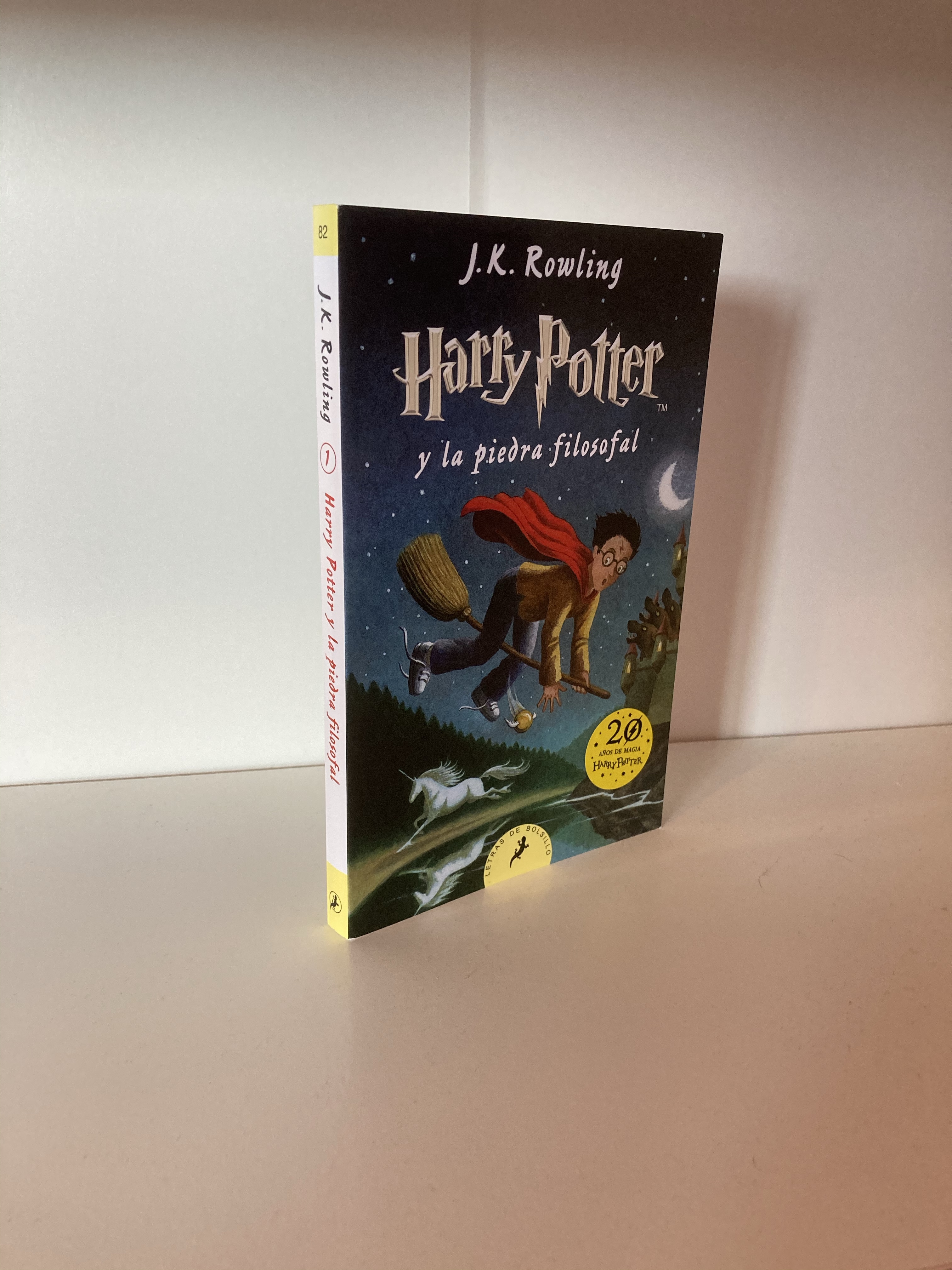 The cover of Harry Potter y la Piedra Filosofal by JK Rowling